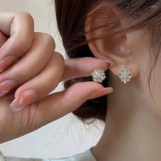 Shimmering Snowflake Crystal Stud Earrings – Perfect for Holiday Elegance