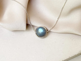 Minimalist Labradorite Gemstone Necklace – A Touch of Elegance for Her