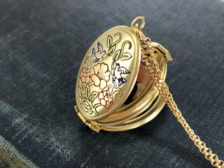 Custom Oval Folding Locket Necklace – Timeless Jewelry for Cherished Moments