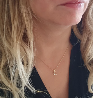 Elegant Gold Crescent Moon Necklace – Perfect Gift for Her